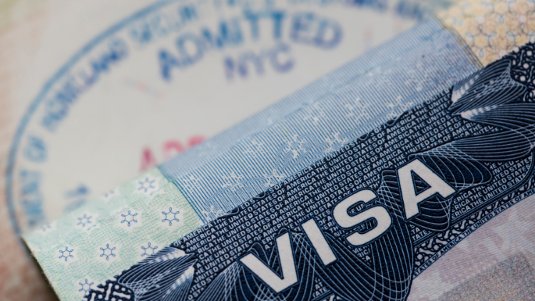 Việc lựa chọn visa DN1 hay DN2 phụ thuộc vào mục đích công tác và loại hình hoạt động của người nước ngoài tại Việt Nam